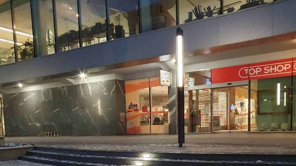 Nove svetilke pred Centrom Nova