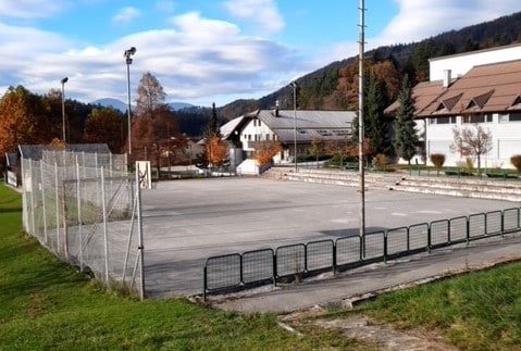 Obnova večnamenskega športnega igrišča v Škalah