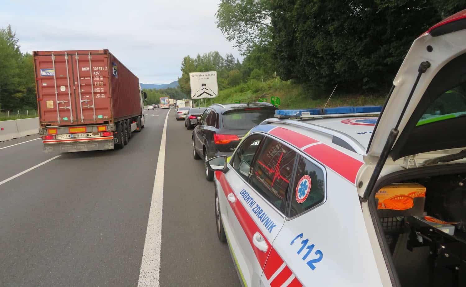 V osebnem vozilu prevažal 13 državljanov Pakistana #foto