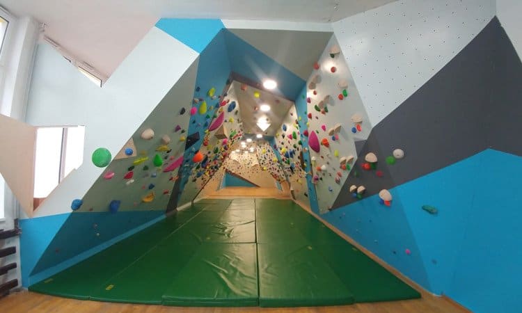 Janja Garnbret namenu predala novo plezalno steno v mali telovadnici Šolskega centa Velenje