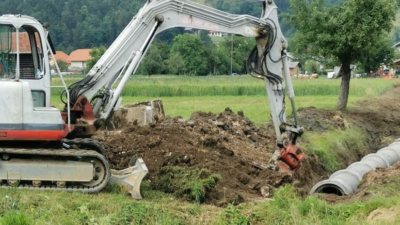 Poteka tudi rekonstrukcija ceste v Paški vasi