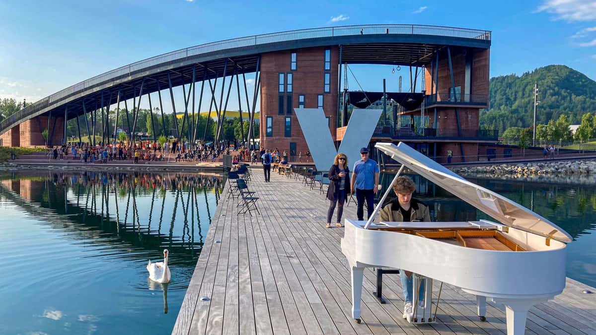 VIDEO: Velenjska glasbena šola navdušuje z Odo radosti