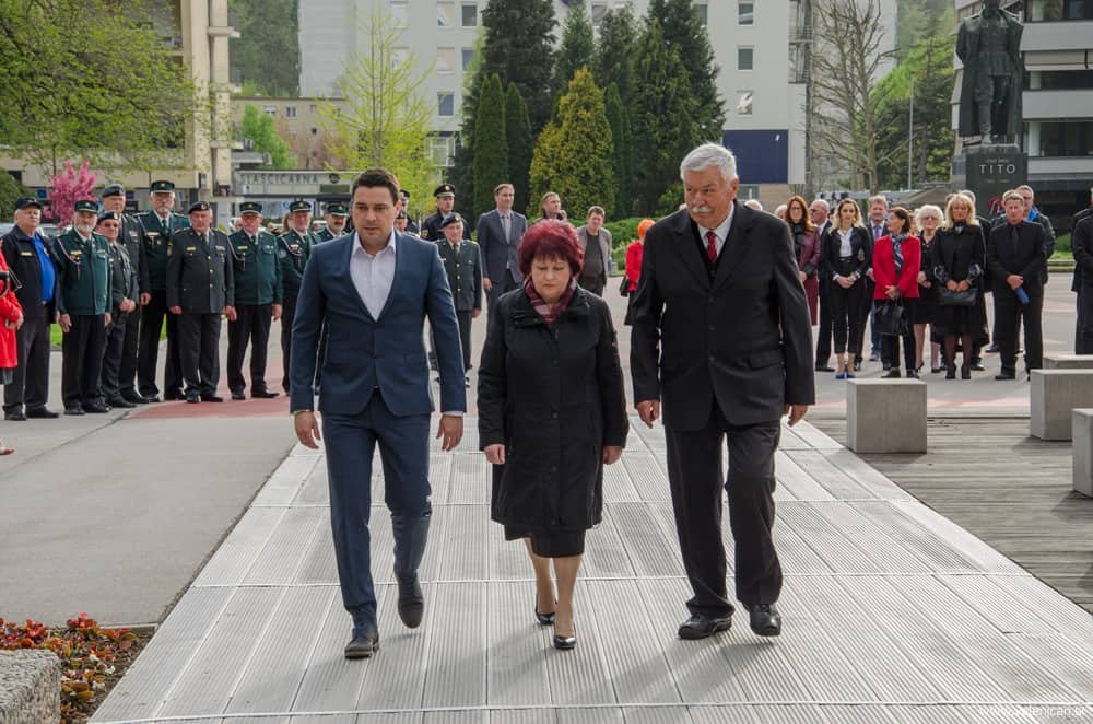 FOTO/VIDEO: Položili so venec k spomeniku žrtvam fašističnega nasilja Onemele puške