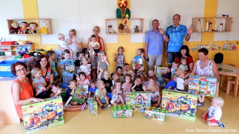 Družina Bayer podarila donacijo vrtcu Sonček Šmartno ob Paki