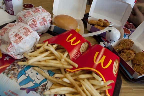 Jedel izključno v McDonaldsu in shujšal 26 kg