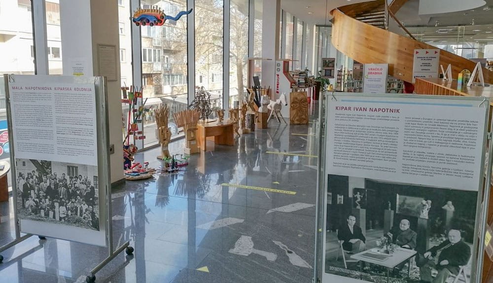 Izdelki 47. Male Napotnikove kiparske kolonije sedaj v velenjski knjižnici