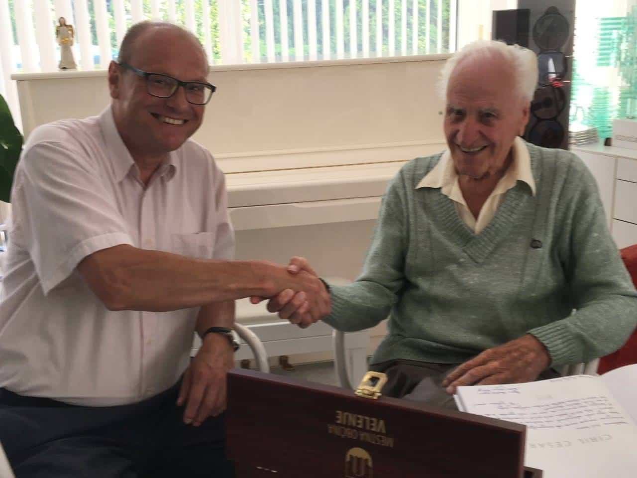 Velenje dobilo monografijo akademskega kiparja Cirila Cesarja