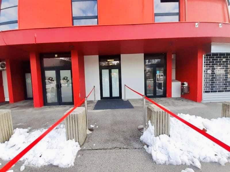 Nadaljujejo s testiranjem s hitrimi antigenskimi testi