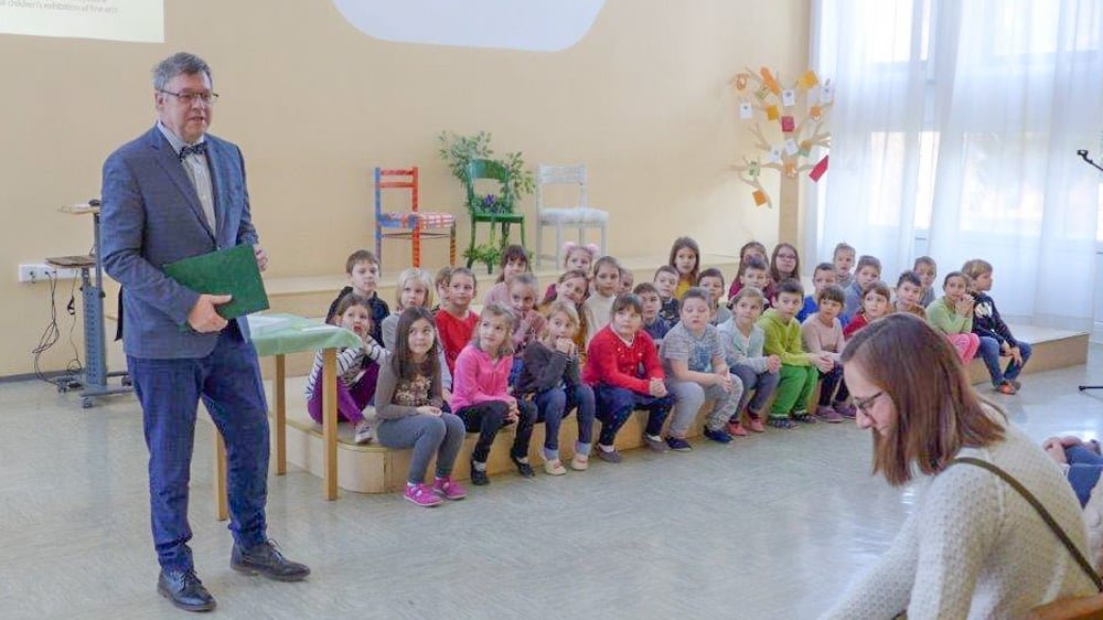 Češki veleposlanik nagradil velenjski osnovnošolki