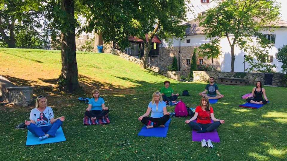 Joga v grajskem parku