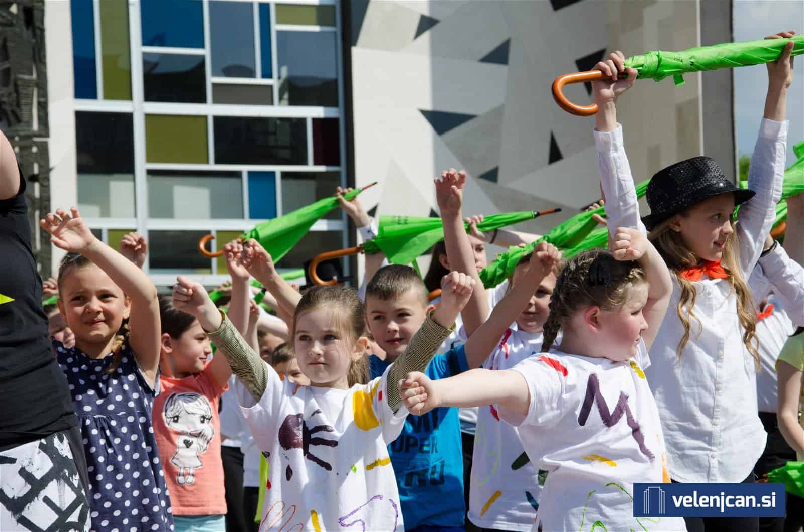 FOTO/VIDEO: Utrinki današnjega plesnega flashmob-a in teka starejših