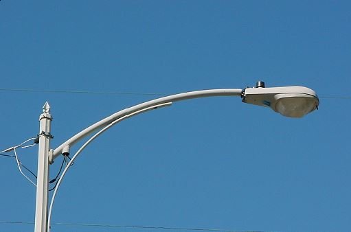 V okvari javna razsvetljava na območju Kardeljevega trga in parkirišča pri Standardu