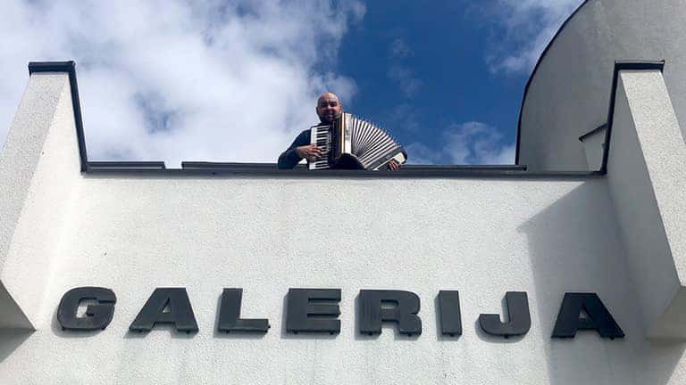 Glasbene slike s terase Galerije Velenje