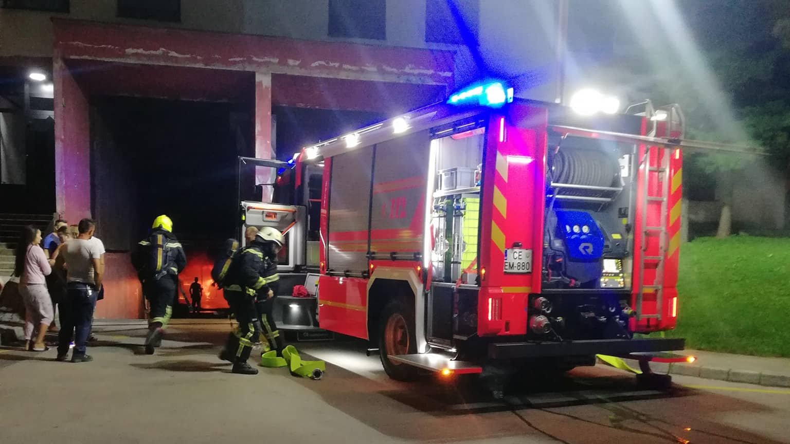 24 gasilcev v nočni intervenciji pogasilo požar v garažah na Stantetovi ulici