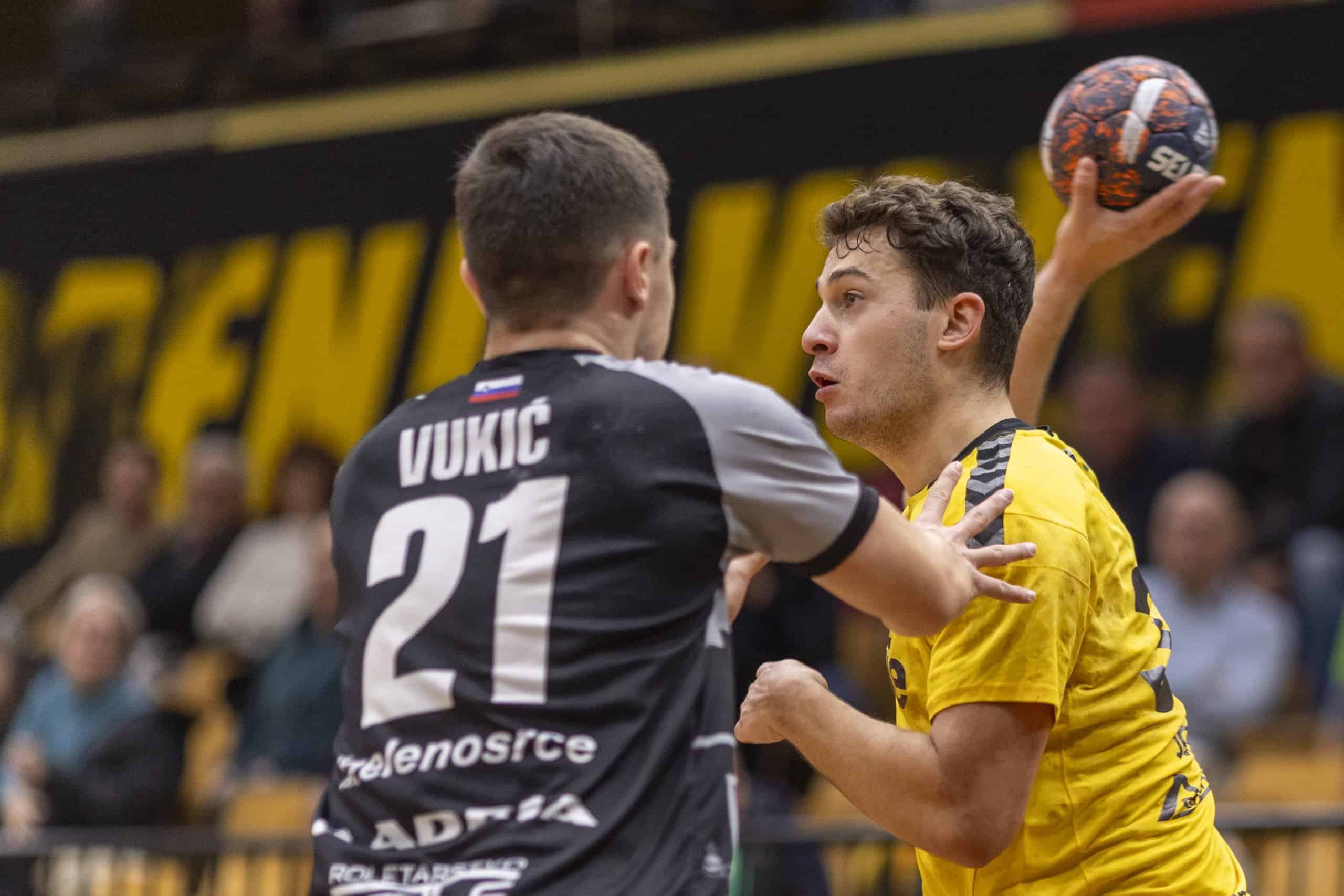 Velenjski rokometaši z močno predstavo premagali Novomeščane