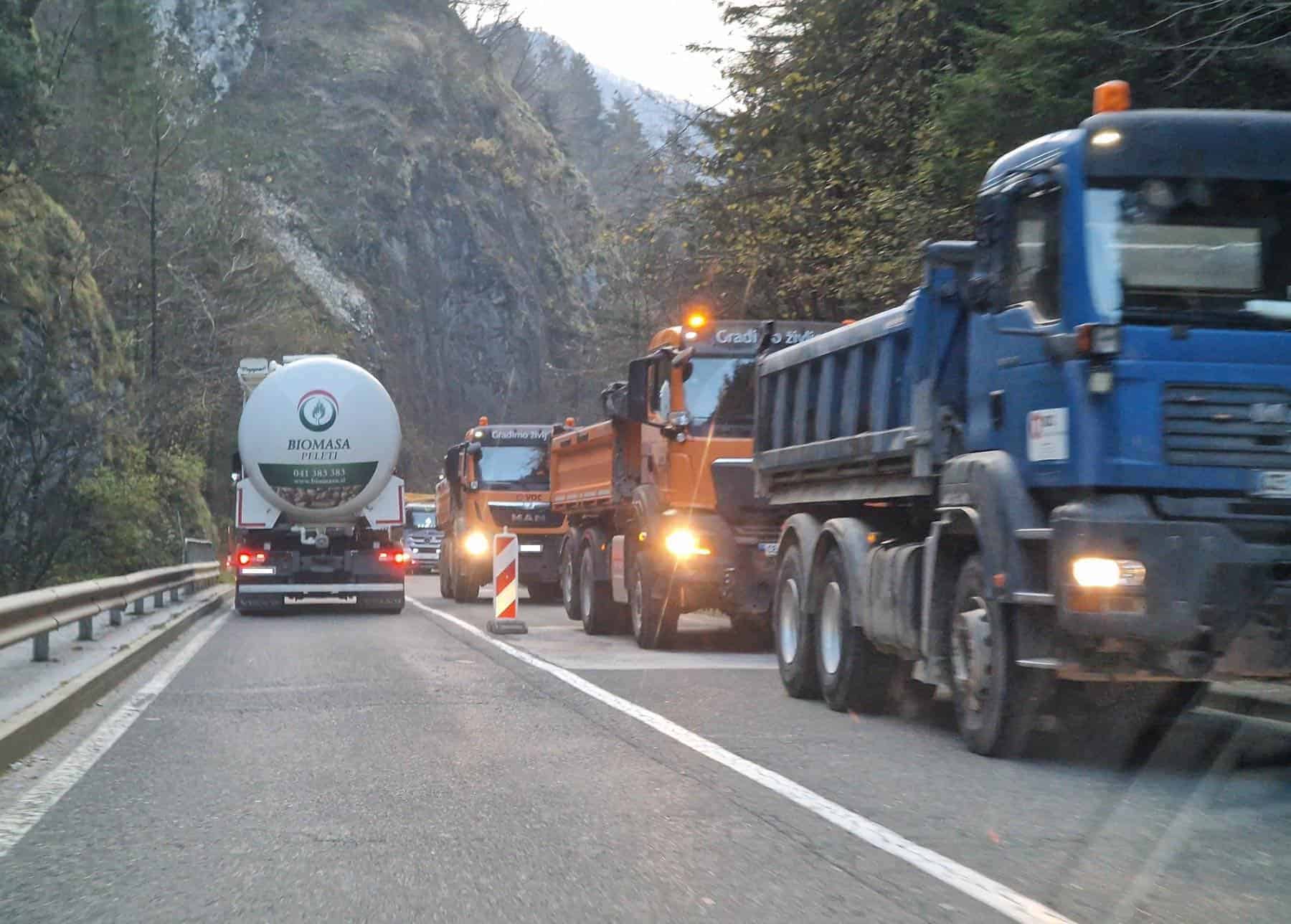 Obvestilo: Zaradi del na cesti v Hudi luknji promet poteka izmenično enosmerno