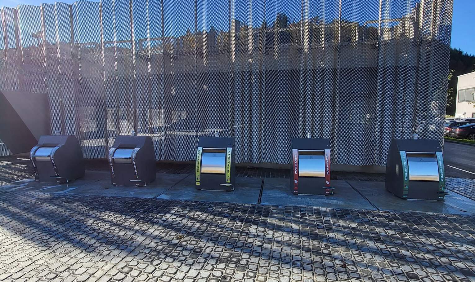 Šoštanj uvedel prve podzemne zbiralnice za odpadke ob novi garažni hiši