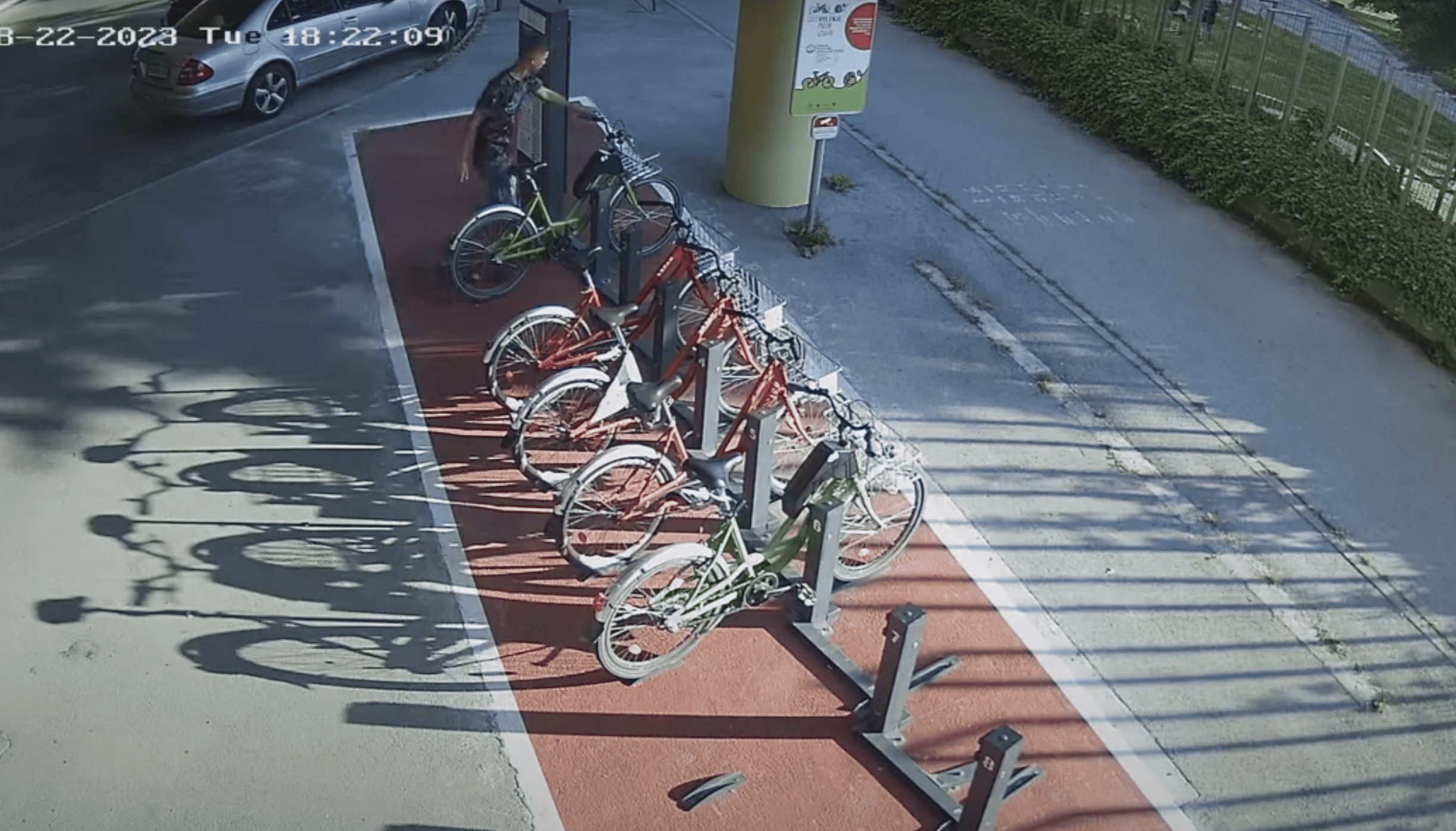 VIDEO: Prepoznate osebe na posnetkih vandalizma na sistemu za izposojo kolec BICY?