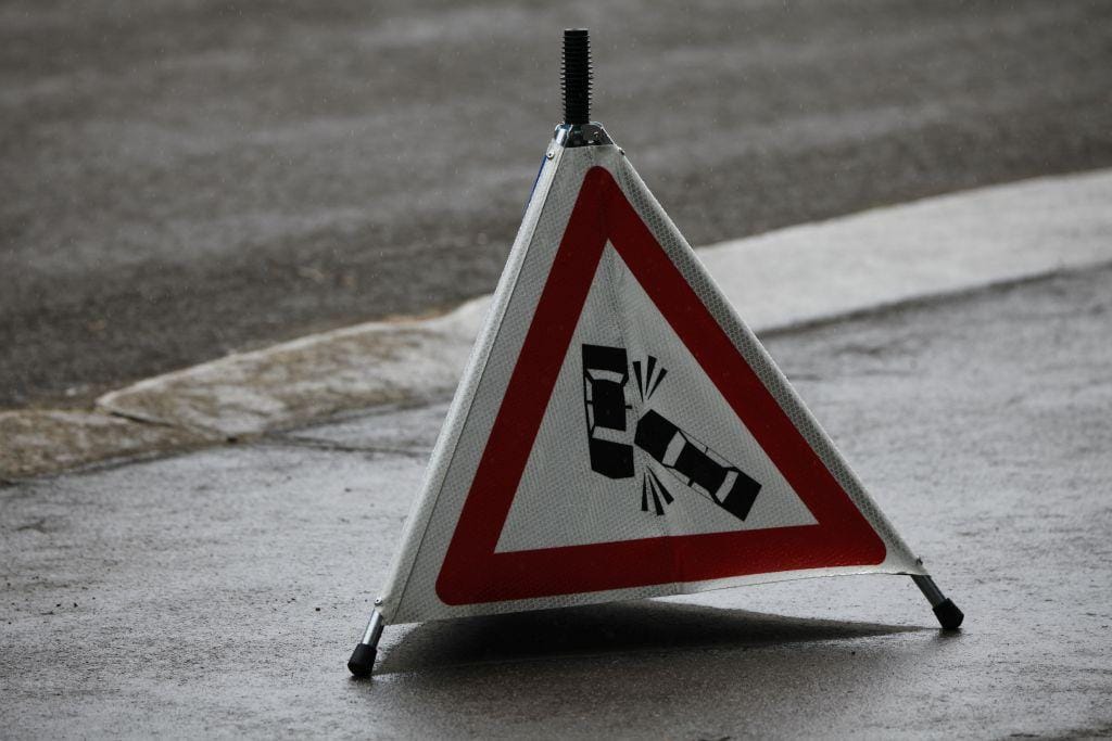 V prometni nesreči v Šoštanju se je hudo poškodovala peška