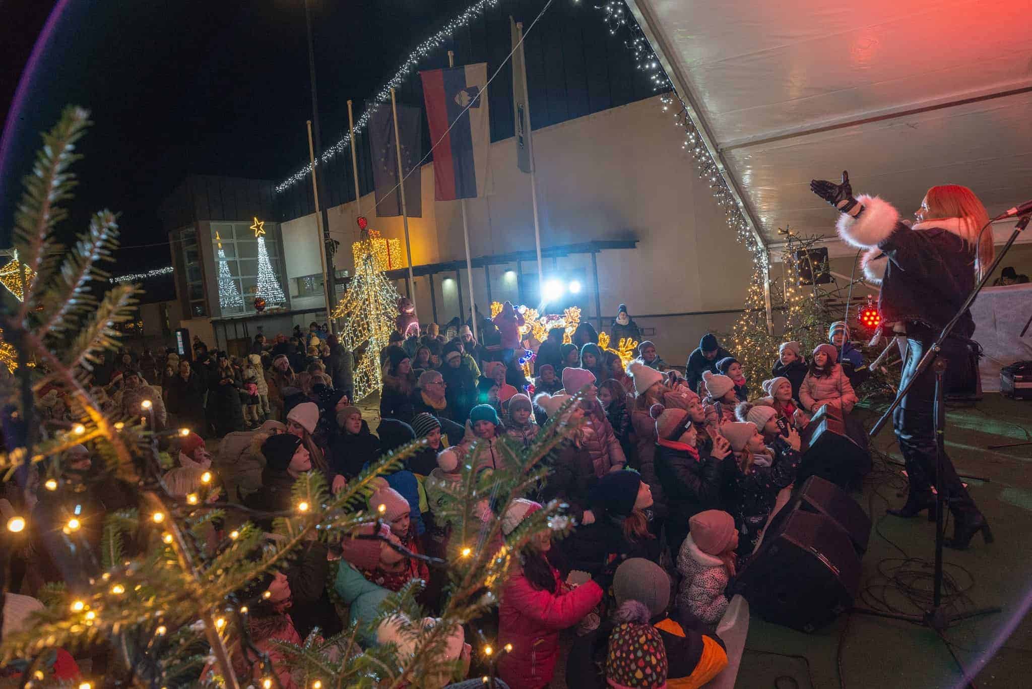 FOTO: V Črni na Koroškem otvorili letošnje Božičkovo domovanje, ki vas vabi v vas olimpijcev