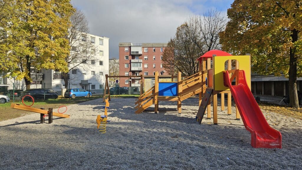 Otvoritev prenovljenega gusarjevega igrišča na Foitovi cesti: Novo mesto za otroško veselje