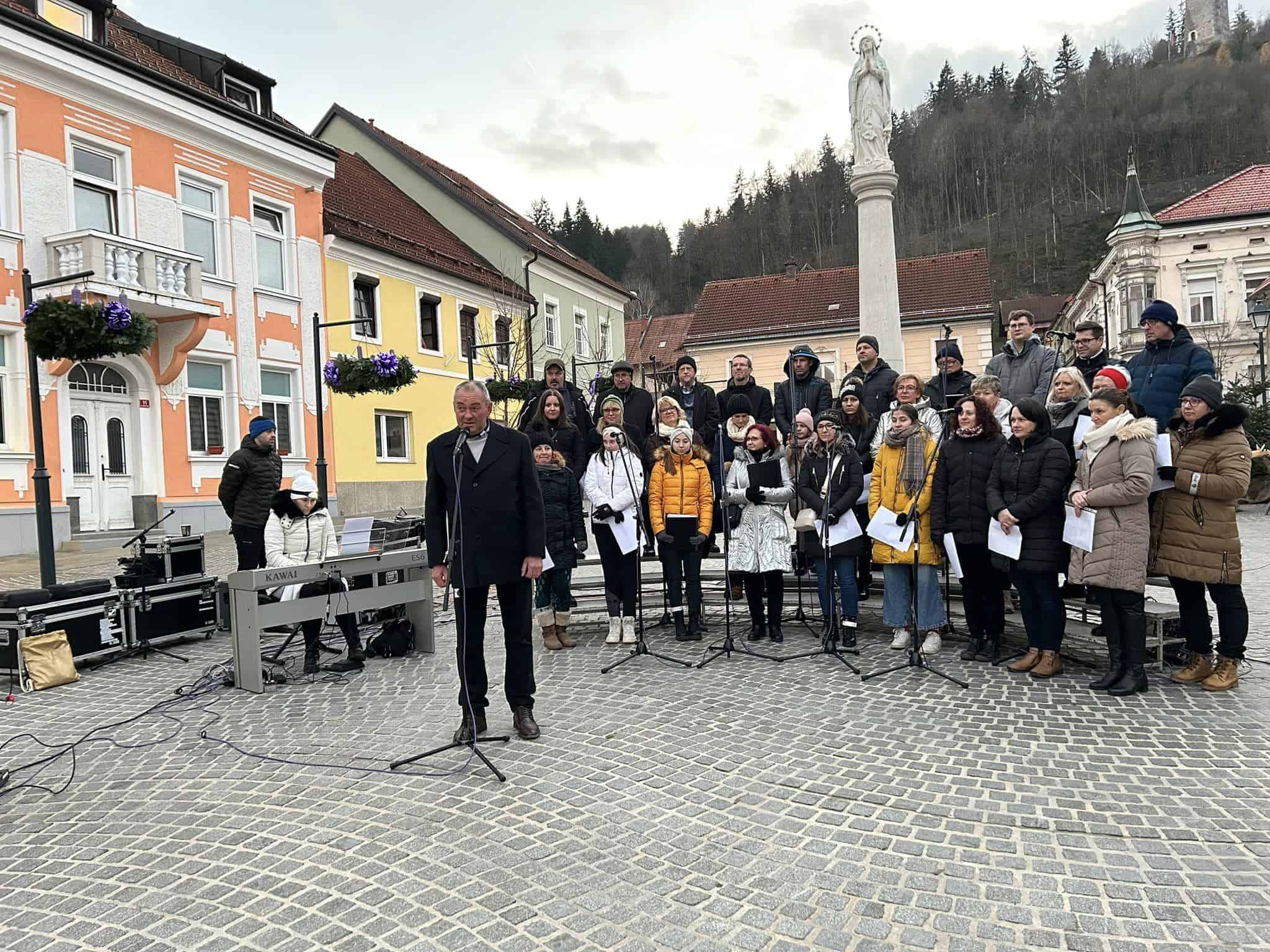 V nedeljo, 3. decembra se je zgodil blagoslov adventnih vencev na Glavnem trgu v Šoštanju