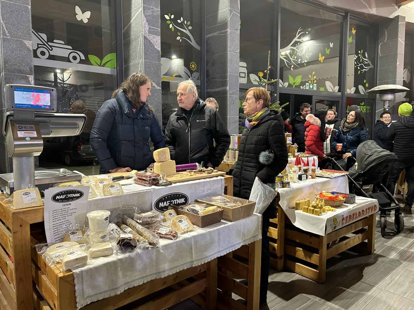 Tržnica prazničnih dobrot v Šoštanj privabila številne obiskovalce