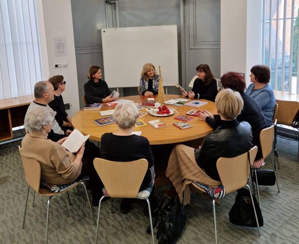 V knjižnici Velenje potekala predstavitev nove knjige Milojke B. Komprej