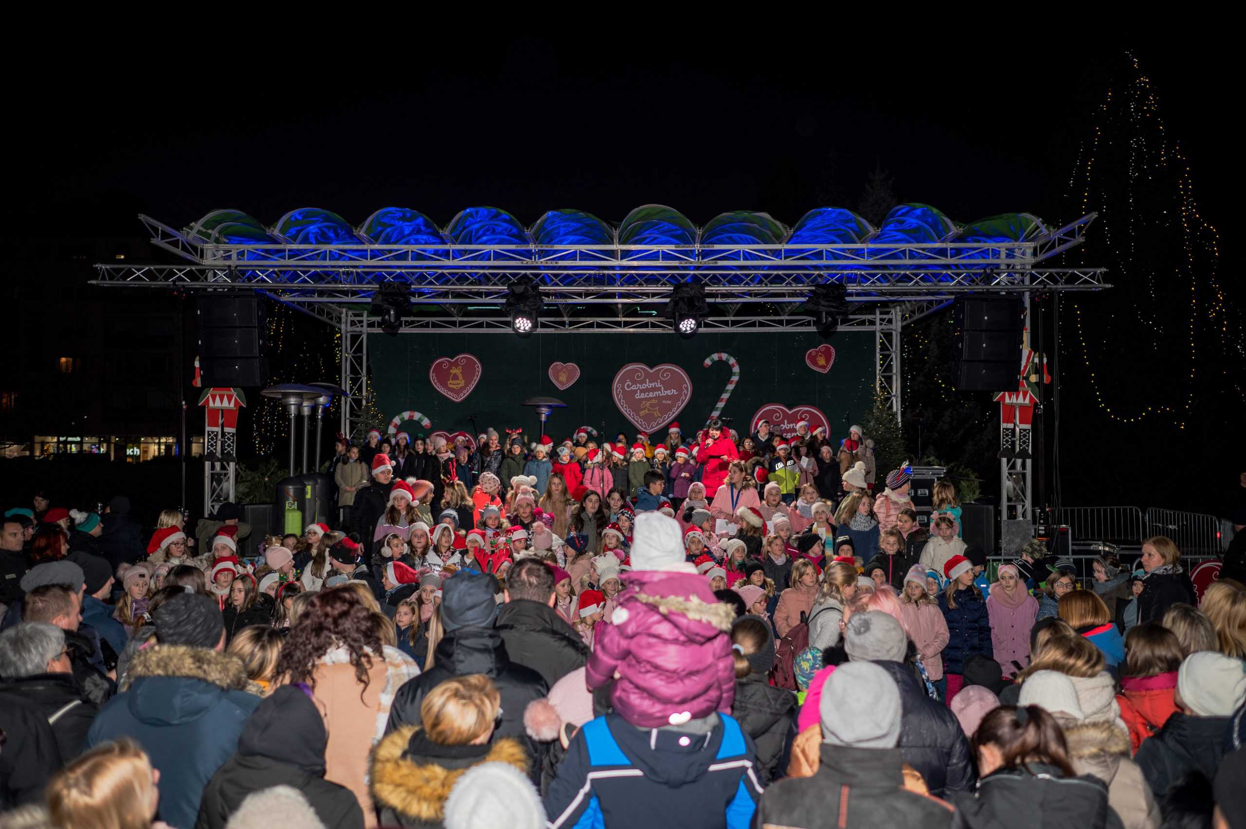 Čarobna promenada zaživela v soju luči #foto #video