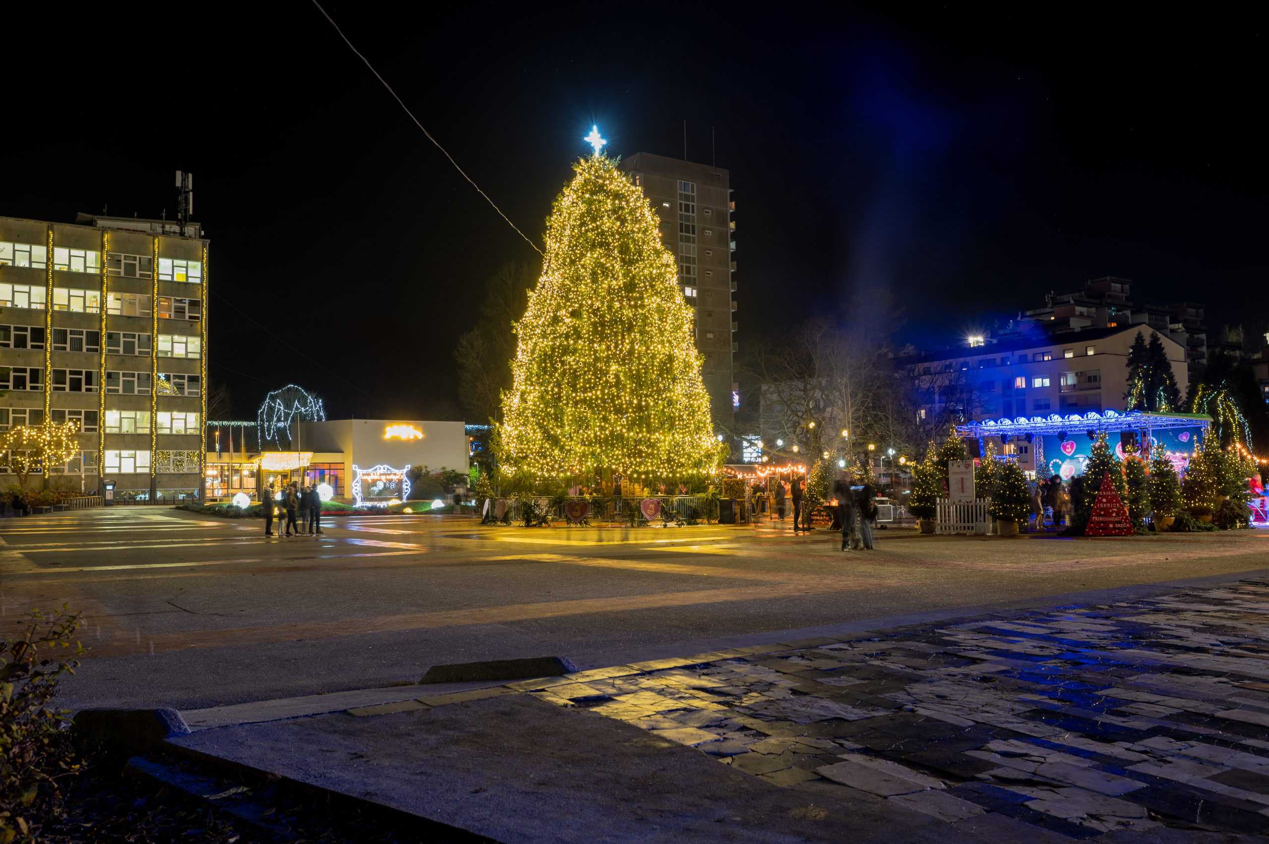 Čarobni koledar danes razvaja z predstavo za najmlajše in koncertom za dušo