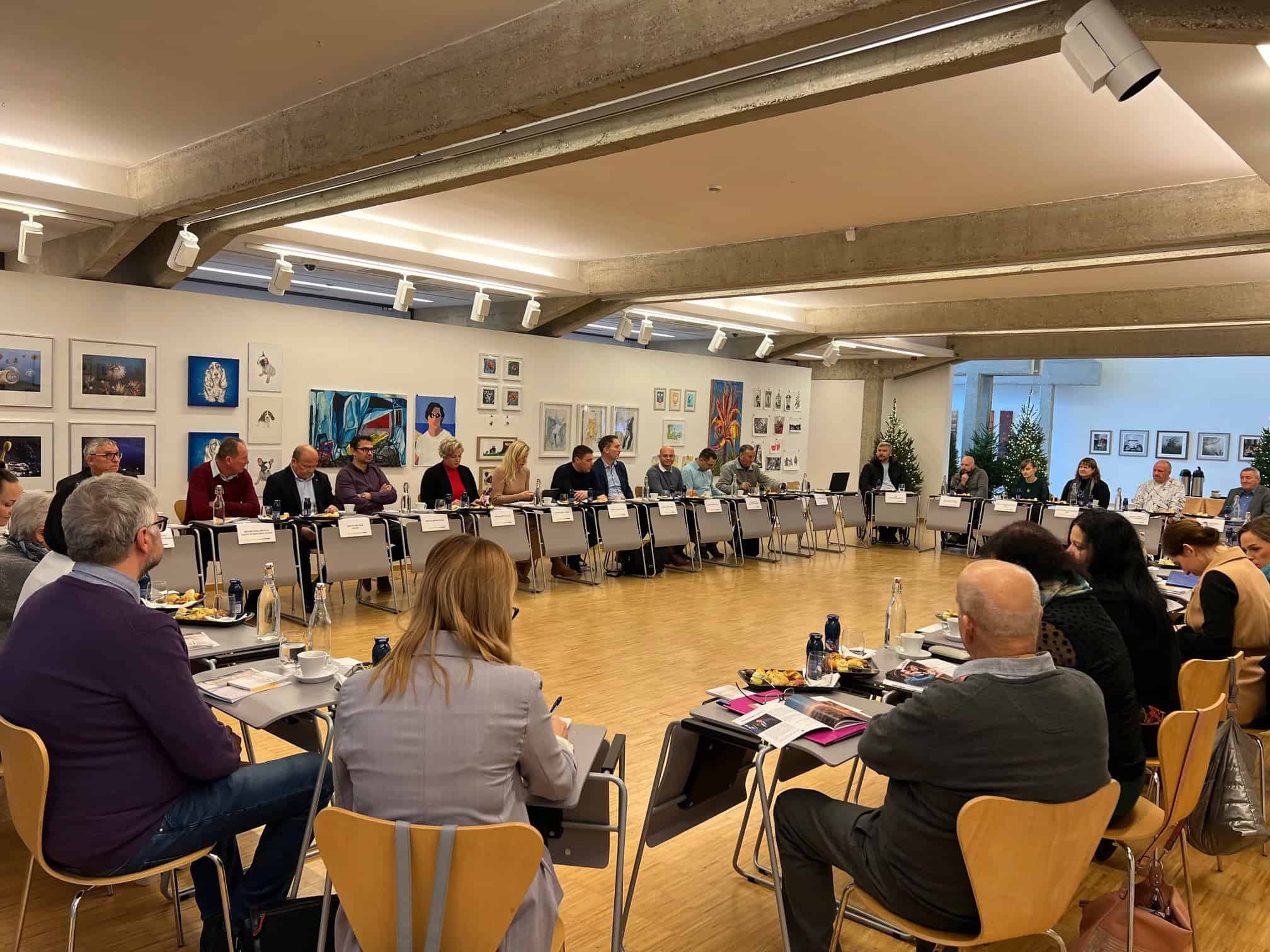 Velenje postaja še bolj invalidom prijazno mesto: Delovno srečanje z invalidskimi organizacijami ob Mednarodnem dnevu Invalidov