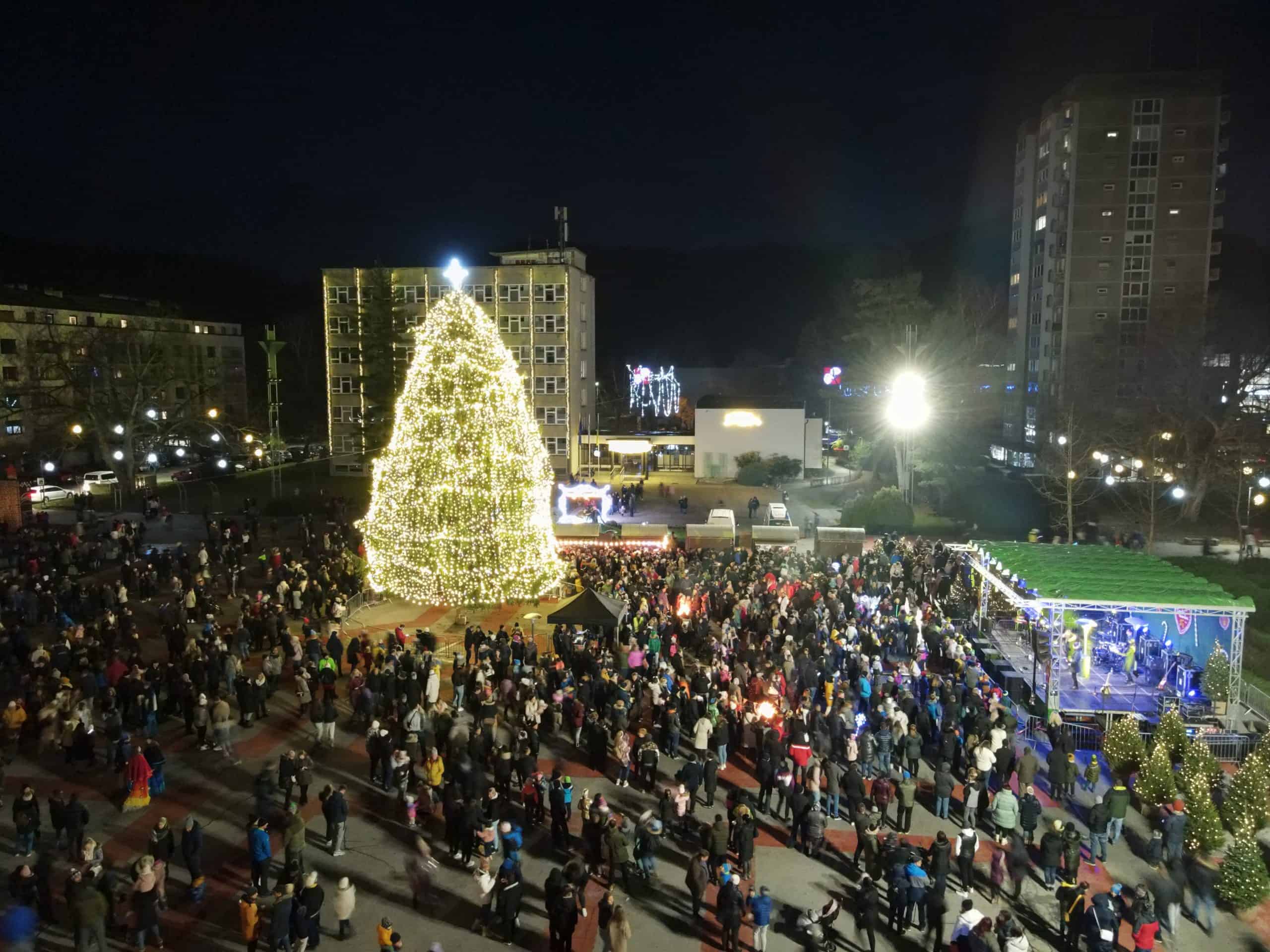 Velenje zasijalo ob praznični razsvetljavi #video #foto
