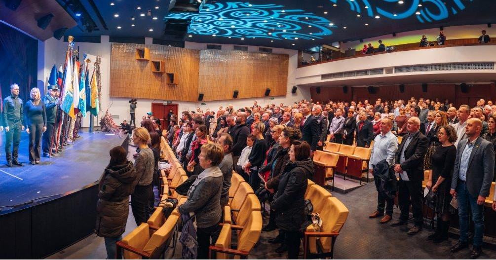 Na včerajšnji občinski slovesnosti v Domu kulture Velenje pripravili čudovit program #foto
