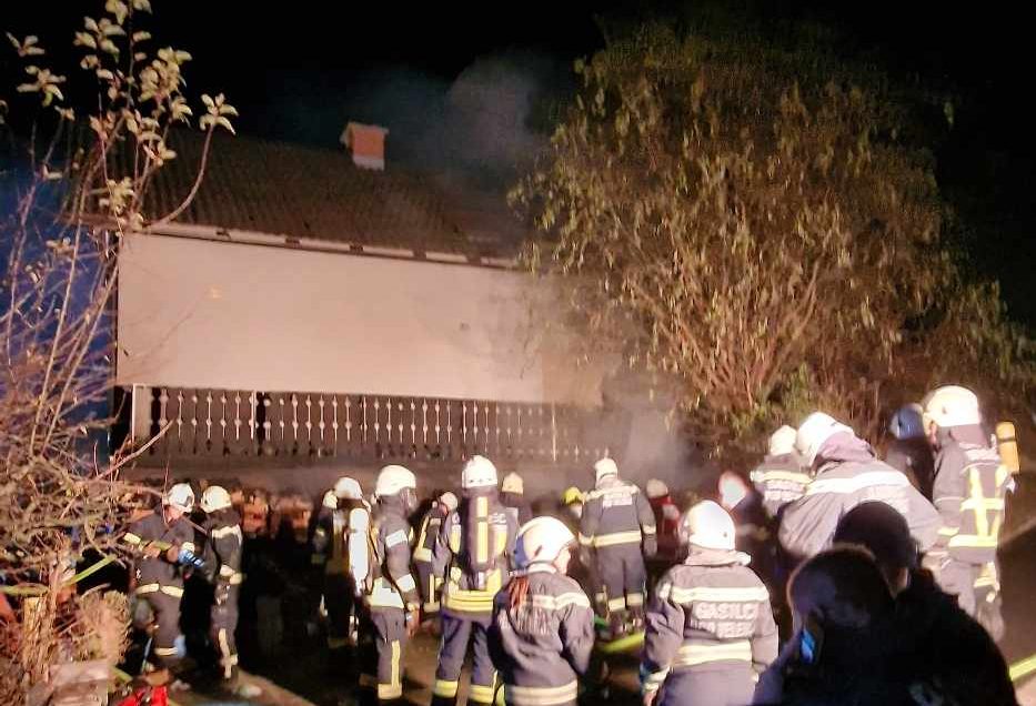 Gasilci v požaru v Kavčah s pomočjo lestve rešili starejšo osebo