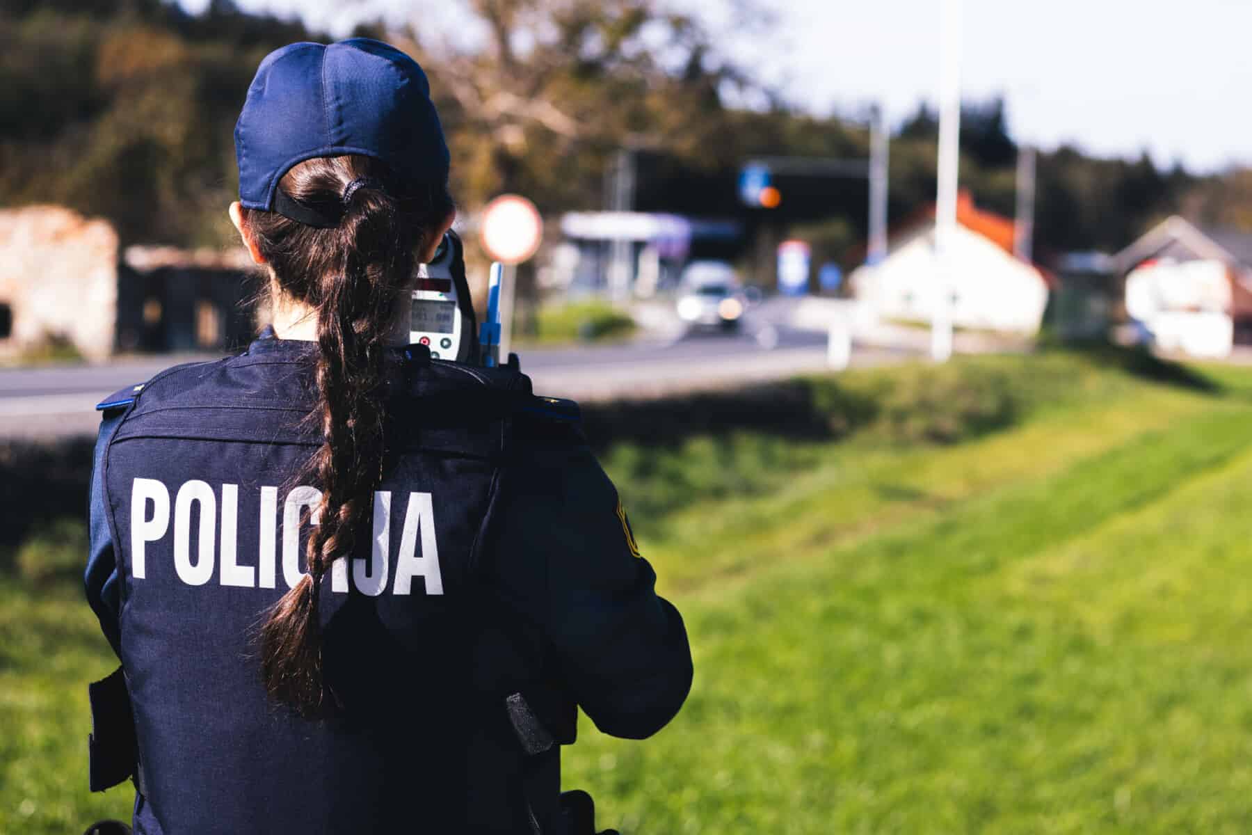 V Celju v naselju vozil 110 km/h