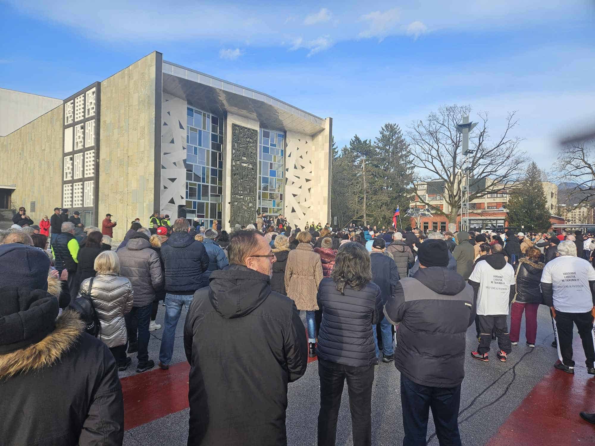 Posnetek prenosa v živo: Množica na Titovem trgu zahteva nižje cene ogrevanja #video