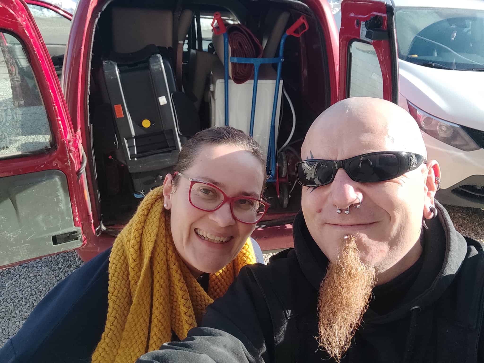 Ekipa Udarnika MC pomagala pri urejanju in selitvi doniranih aparatov občanom z najnižjimi prihodki