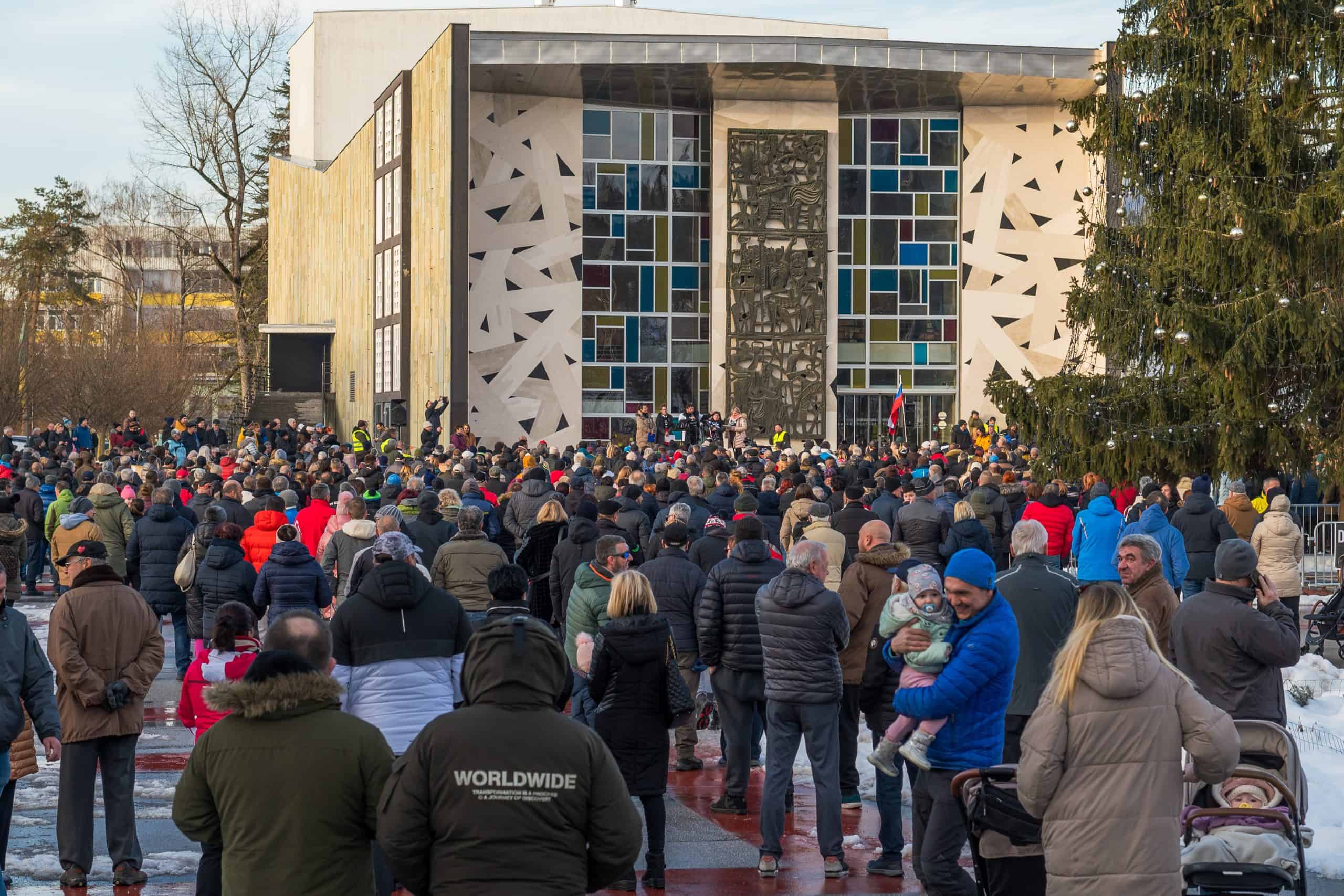 Protestniki na Titovem trgu zahtevali odgovore in nižje položnice za ogrevanje #video #foto
