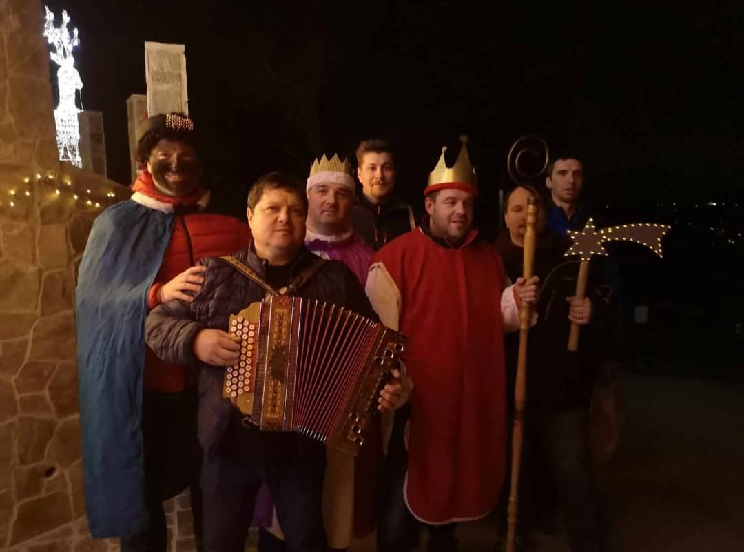 Sveti trije kralji na predvečer praznika blagoslavljajo domove