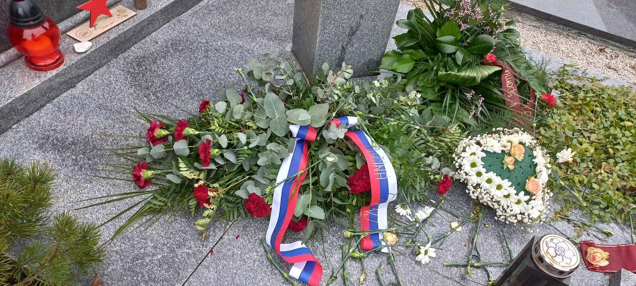 Na pokopališču Podkraj z družinskega groba Destovnikovih odtujili večino cvetja