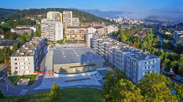 Vgradnja vrat v garažni hiši Gorica še ni končana