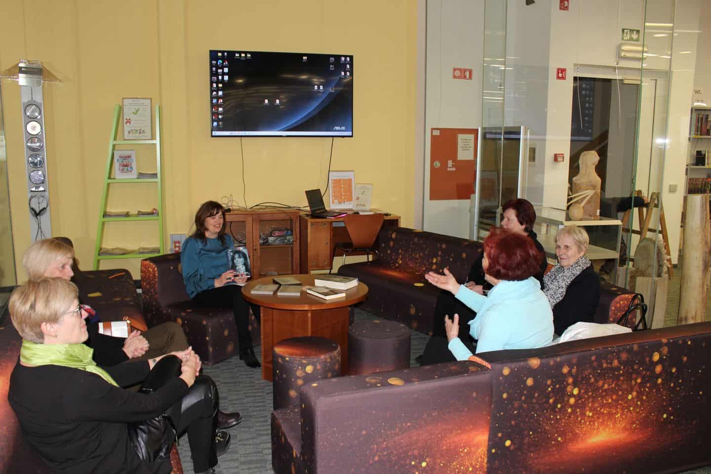 Bralni klub za odrasle včeraj prebiral avtobiografski roman hrvaške igralke Mire Furlan