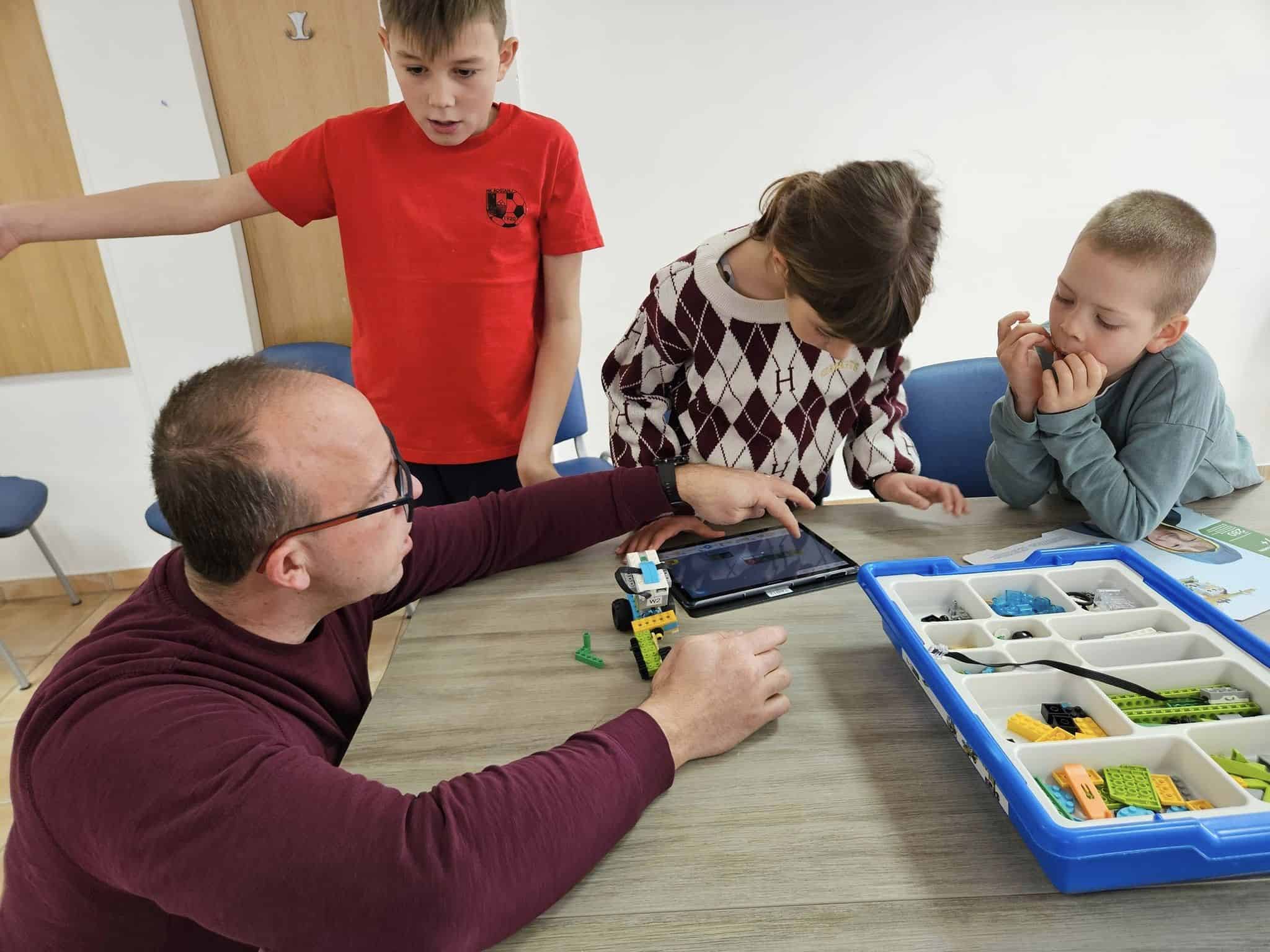 Tretji dan zimskih počitnic otroci ustvarjali z lego kockami