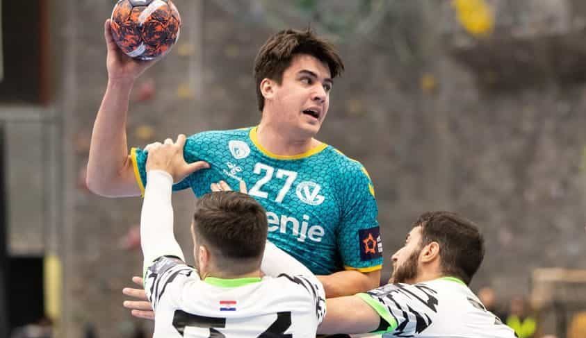 Rokometna reprezentanca, med njimi je tudi Peter Šiško, se bo danes v kvalifikacijah pomerila z Brazilci