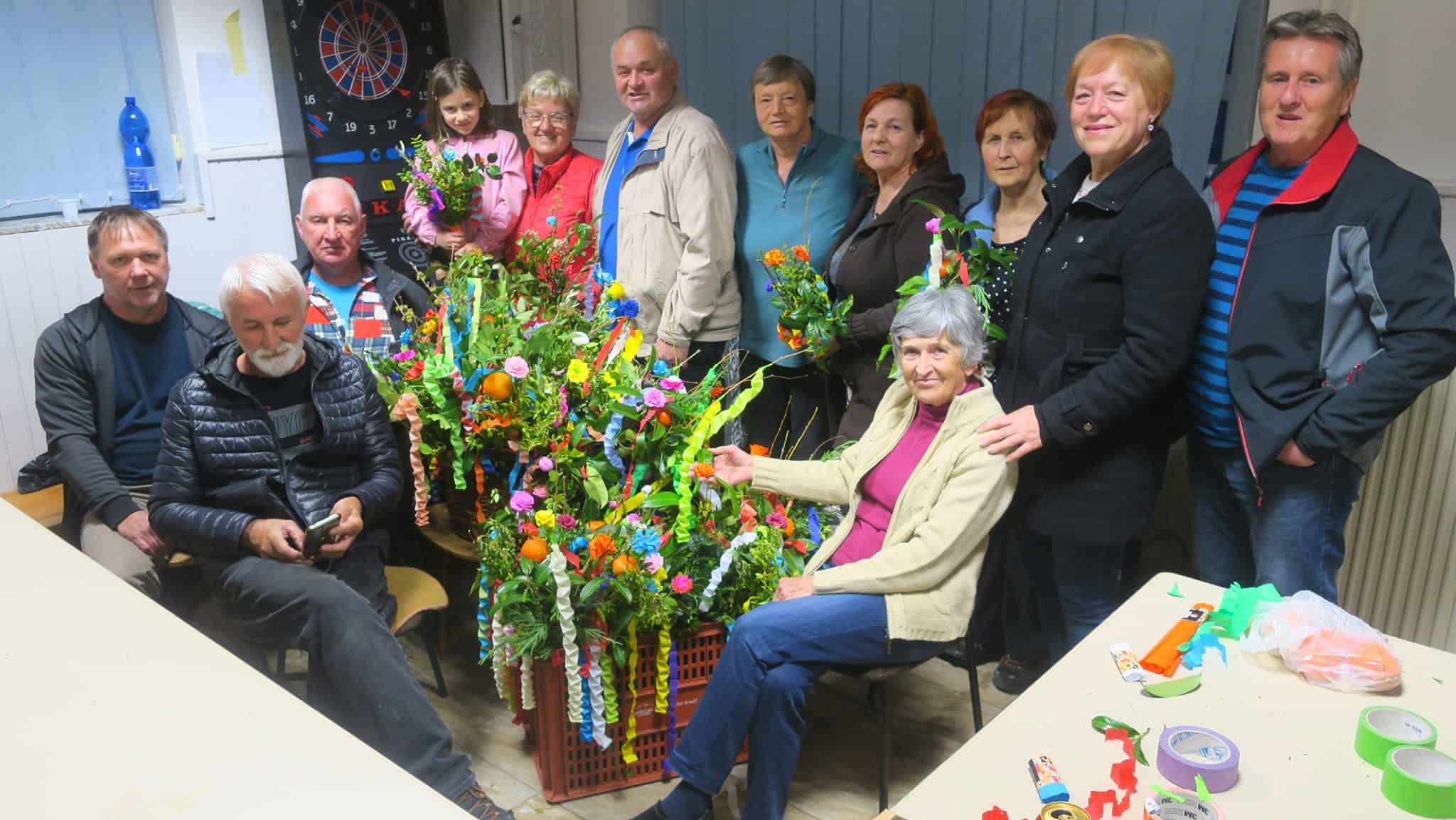 Člani Turističnega društva Šalek včeraj na ustvarjalni delavnici izdelovali butarice