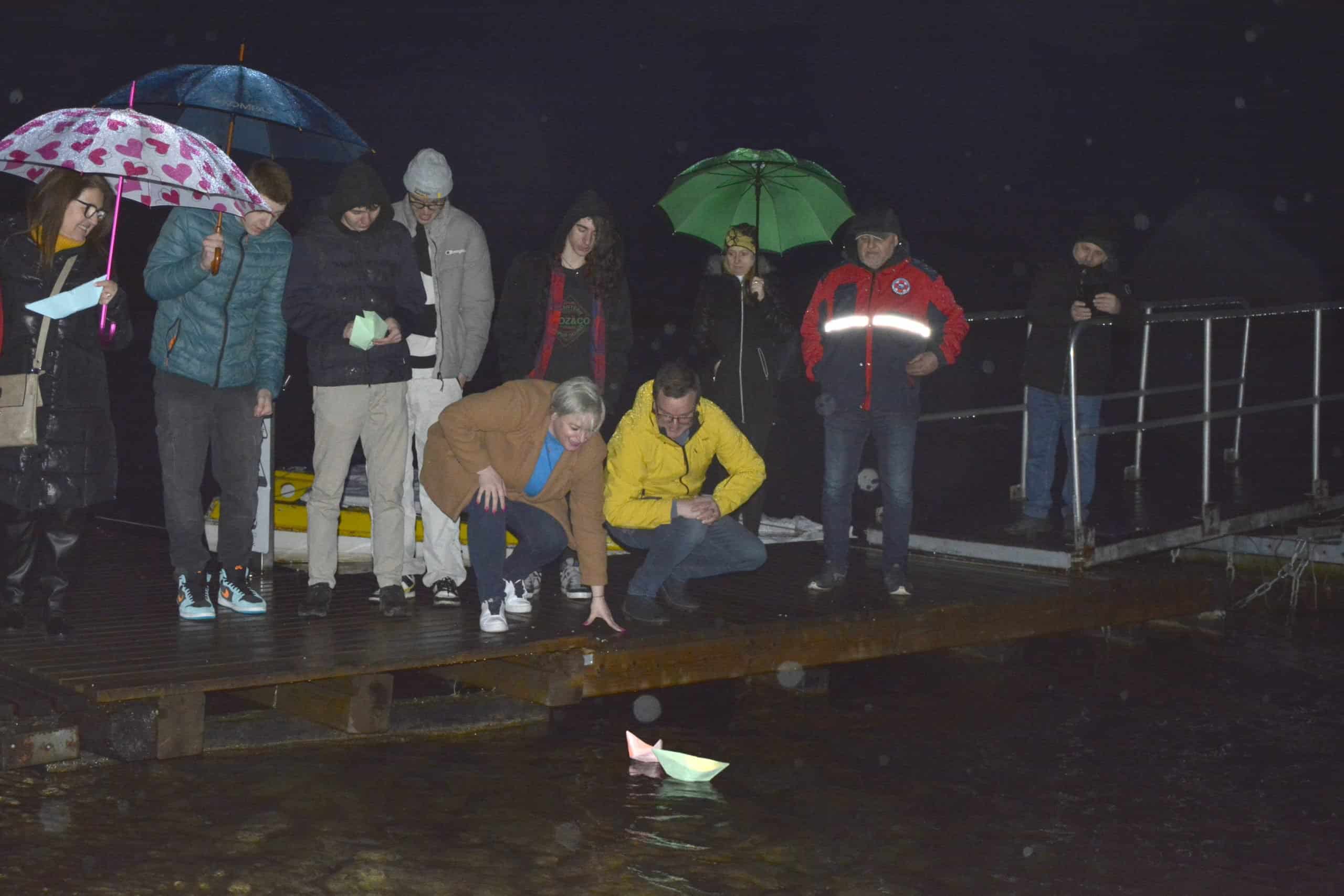 Po Velenjskem jezeru zaplavali gregorčki