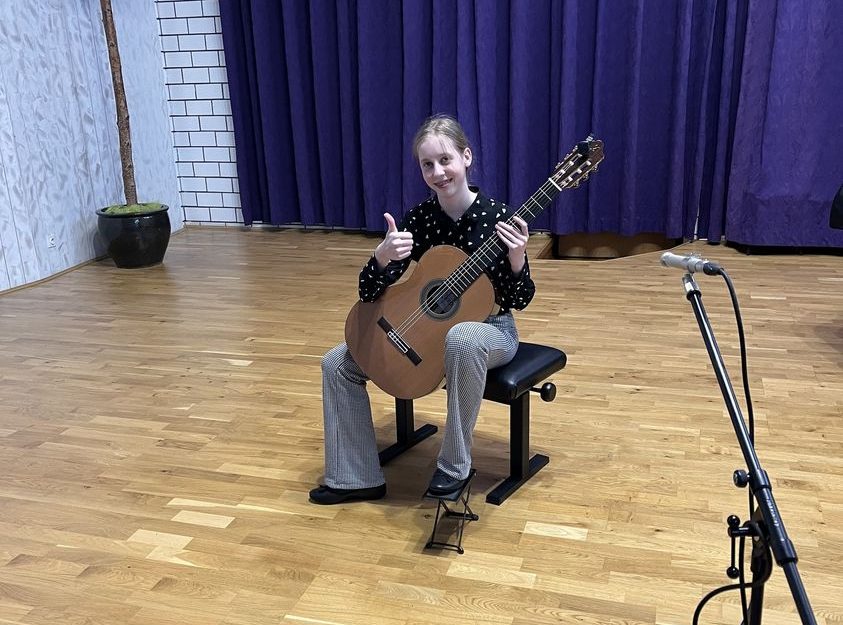 Nadaljujejo se uspehi učencev velenjske glasbene šole na spletnem tekmovanju, odličen rezultat tokrat dosegla kitaristka