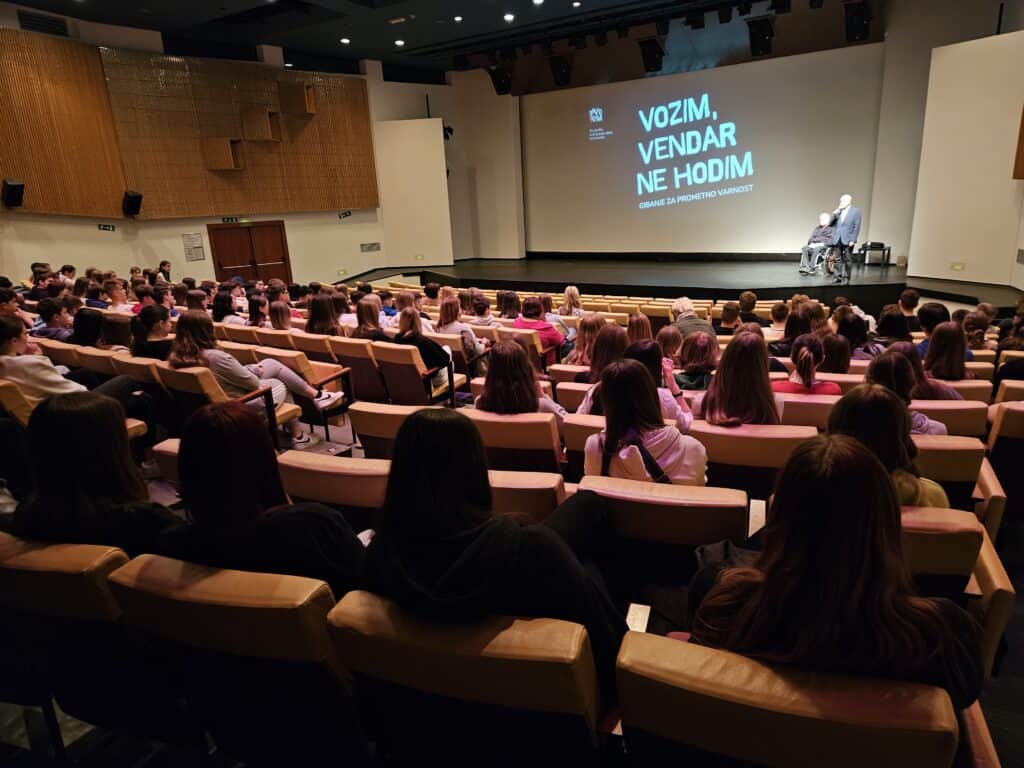 Devetošolci velenjskih šol so se včeraj udeležili preventivne akcije "VOZIM, VENDAR NE HODIM"