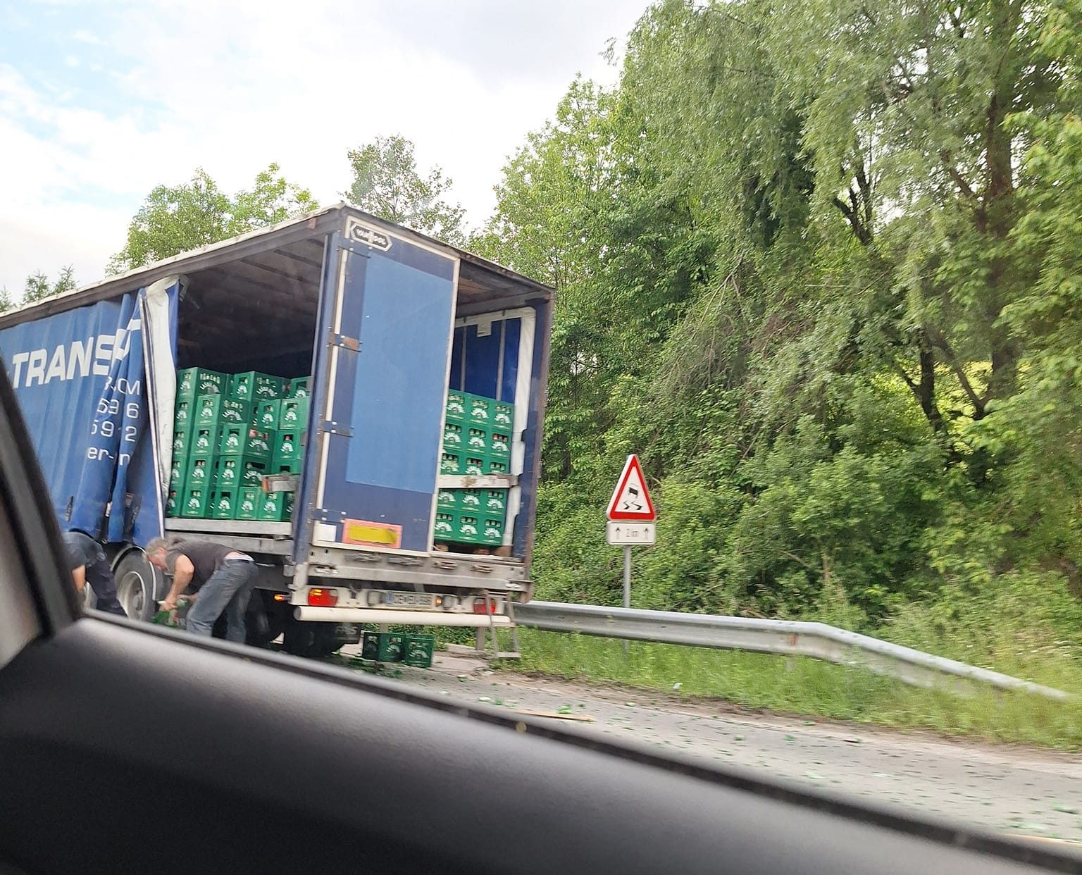 Na vinskogorskem klancu je s tovornega vozila padlo več zabojev piva