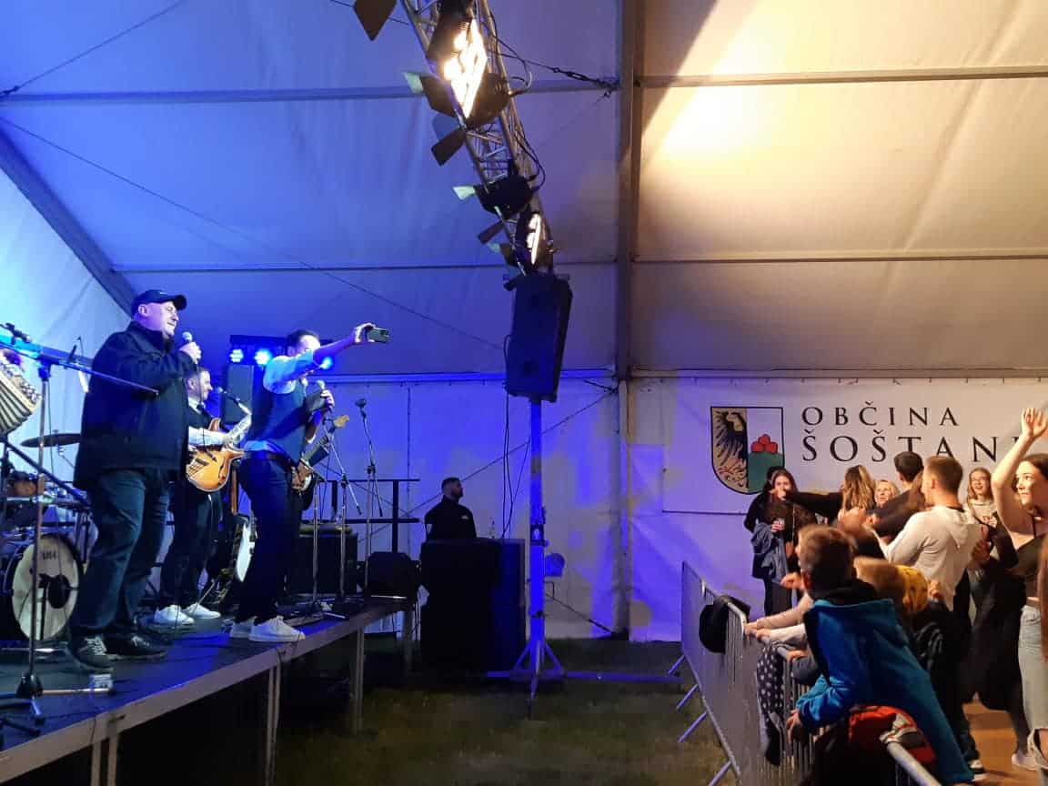 Modrijani privabili veliko število ljudi na kresovanje v Gaberkah